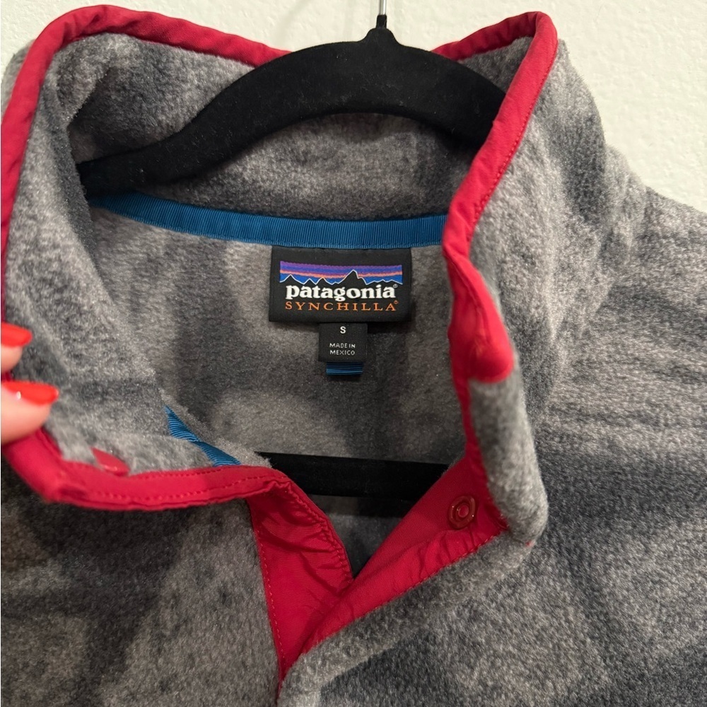 SOLD - Patagonia Men's Gray and Red Geometric Fleece Jacket - Picture 3 of 5